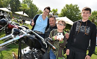 Nadine Janz (v.l.) vom Kinder- und Jugendhospiz Bethel dankt Michael Förster für die große Unterstützung. Die Brüder Felix und Lenny spenden den Inhalt ihres prallgefüllten Sparschweins. - Karin Prignitz Nadine Janz (v.l.) vom Kinder- und Jugendhospiz Bethel dankt Michael Förster für die große Unterstützung. Die Brüder Felix und Lenny spenden den Inhalt ihres prallgefüllten Sparschweins. - Karin Prignitz