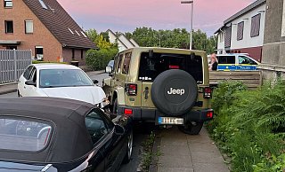 Der Seat Ibiza rammt den Jeep und schob diesen audf ein zweites Fahrzeug und weiter auf den Gehweg der Hainteichstraße. - Polizei Der Seat Ibiza rammt den Jeep und schob diesen audf ein zweites Fahrzeug und weiter auf den Gehweg der Hainteichstraße. - Polizei