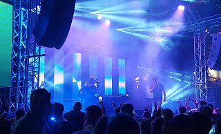 Dicht gedrängt tanzten und feierten die Menschen vor der Bühne zu Kult-Hits vergangener Jahrzehnte. - Alexandra Stratmeier Dicht gedrängt tanzten und feierten die Menschen vor der Bühne zu Kult-Hits vergangener Jahrzehnte. - Alexandra Stratmeier