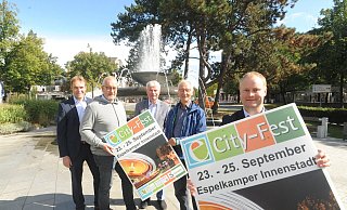 Bürgermeister Henning Vieker (r.) eröffnet erstmals das City-Fest. Auf das Fest freuen sich auch Michael Vahrenhorst, Hendrik Schmalhorst, Rolf-Bernd Eggersmann und Willy Hübert vom Stadtmarketing. - Joern Spreen-Ledebur Bürgermeister Henning Vieker (r.) eröffnet erstmals das City-Fest. Auf das Fest freuen sich auch Michael Vahrenhorst, Hendrik Schmalhorst, Rolf-Bernd Eggersmann und Willy Hübert vom Stadtmarketing. - Joern Spreen-Ledebur