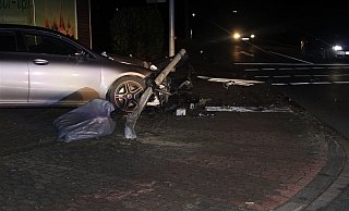 Der Mercedes war mit der Front gegen den Ampelmasten geprallt. - Polizei Minden-Lübbecke Der Mercedes war mit der Front gegen den Ampelmasten geprallt. - Polizei Minden-Lübbecke