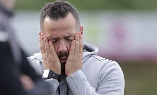 Fussball Bezirksliga Staffel 1 22/23, TuRa Löhne - BV Stift Quernheim, Maurizio Massanova, Trainer TuRqa Löhne)Ist fassungslos: TuRa-Trainer Maurizio Massanova mag die Geschehnisse auf dem Spielfeld über weite Strecken nicht mehr anschauen müssen. - Benjamin Bueschenfeld | benjamin@sportfoto-owl.de Fussball Bezirksliga Staffel 1 22/23, TuRa Löhne - BV Stift Quernheim, Maurizio Massanova, Trainer TuRqa Löhne)Ist fassungslos: TuRa-Trainer Maurizio Massanova mag die Geschehnisse auf dem Spielfeld über weite Strecken nicht mehr anschauen müssen. - Benjamin Bueschenfeld | benjamin@sportfoto-owl.de