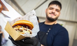 Alex Vangelow von The Good Hood mit dem Sweet Cheeseburger. - Mike-Dennis Mller / www.mdm.photo Alex Vangelow von The Good Hood mit dem Sweet Cheeseburger. - Mike-Dennis Mller / www.mdm.photo