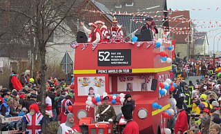 Nach zwei Jahren Pause ziehen die Närrinnen und Narren am Rosenmontag wieder durch Fürstenberg. - FCC Nach zwei Jahren Pause ziehen die Närrinnen und Narren am Rosenmontag wieder durch Fürstenberg. - FCC