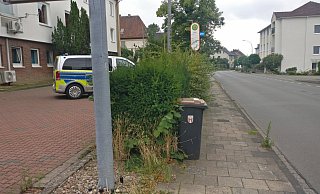 Ist eine wuchernde Hecke vor der Polizeiwache Lübbecke etwa ein Grund, sich aufzuregen und ausfallend zu werden? - Frank Hartmann Ist eine wuchernde Hecke vor der Polizeiwache Lübbecke etwa ein Grund, sich aufzuregen und ausfallend zu werden? - Frank Hartmann