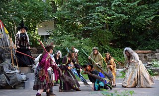 Die bösen Hexen traktieren die kleine Hexe, Jule Druben, unter den Augen der Oberhexe, Alexandra Ecke, mit ihren Hexenbesen. - Anja Ebner Die bösen Hexen traktieren die kleine Hexe, Jule Druben, unter den Augen der Oberhexe, Alexandra Ecke, mit ihren Hexenbesen. - Anja Ebner