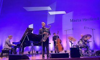 Fast wirkte es, als würde Curtis Stigers - mal mit seiner herausragenden Stimme, mal mit dem Saxofon - aus seinem Leben erzählen. Das Musik-Kontor-Publikum liebte es. - Natalie Gottwald Fast wirkte es, als würde Curtis Stigers - mal mit seiner herausragenden Stimme, mal mit dem Saxofon - aus seinem Leben erzählen. Das Musik-Kontor-Publikum liebte es. - Natalie Gottwald