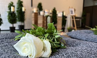 Beim Tod eines Angehörigen werden die Hinterbliebenen schnell mit vielen Aufgaben und Kosten konfrontiert. - Symbolbild/Jennifer Retslav Beim Tod eines Angehörigen werden die Hinterbliebenen schnell mit vielen Aufgaben und Kosten konfrontiert. - Symbolbild/Jennifer Retslav
