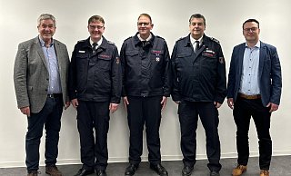 Bürgermeister Herman Temme(v.l.), Leiter der Feuerwehr Sven Heinemann, neuer Stellvertreter Jürgen Romund, Stellvertreter Michael Müller sowie Allgemeiner Vertreter des Bürgermeisterns Alexander Kleinschmidt. - Feuerwehr Bürgermeister Herman Temme(v.l.), Leiter der Feuerwehr Sven Heinemann, neuer Stellvertreter Jürgen Romund, Stellvertreter Michael Müller sowie Allgemeiner Vertreter des Bürgermeisterns Alexander Kleinschmidt. - Feuerwehr