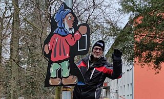 Roland Quarder mit einem der Zwerge, den er gerade an einem Lampenmast befestigt. Er ist dort noch bis Ende Januar zu bewundern, muss dann jedoch umziehen. - Karsten Schulz Roland Quarder mit einem der Zwerge, den er gerade an einem Lampenmast befestigt. Er ist dort noch bis Ende Januar zu bewundern, muss dann jedoch umziehen. - Karsten Schulz