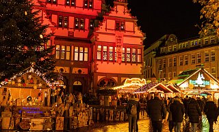 Warm anziehen musste man sich zum Auftakt des Paderborner Weihnachtsmarkt - und viele Besucher hatten auch einen Regenschirm dabei. - Lena Henning Warm anziehen musste man sich zum Auftakt des Paderborner Weihnachtsmarkt - und viele Besucher hatten auch einen Regenschirm dabei. - Lena Henning