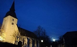 Bevor über Stemwede kräftige Schauer niedergingen, zeigte sich bei stark auffrischendem Wind wie hier in Levern kurz der Vollmond. - Joern Spreen-Ledebur Bevor über Stemwede kräftige Schauer niedergingen, zeigte sich bei stark auffrischendem Wind wie hier in Levern kurz der Vollmond. - Joern Spreen-Ledebur
