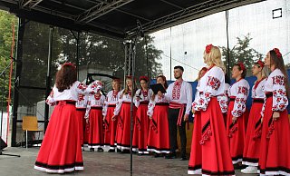 Auf der Bühne in Paderborn-Schloß Neuhaus stehen zahlreiche Tanz- und Musikauftritte aus verschiedenen Ländern auf dem Programm, so wie hier aus der Ukraine. - Moritz Jülich Auf der Bühne in Paderborn-Schloß Neuhaus stehen zahlreiche Tanz- und Musikauftritte aus verschiedenen Ländern auf dem Programm, so wie hier aus der Ukraine. - Moritz Jülich