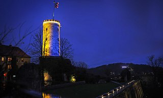 Die Sparrenburg wird in den Nationalfarben der Ukraine angestrahlt: Gelb-Blau. - Sarah Jonek Fotografie Die Sparrenburg wird in den Nationalfarben der Ukraine angestrahlt: Gelb-Blau. - Sarah Jonek Fotografie