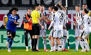 Die Spieler vom SV Sandhausen bestürmen nach dem Putaro-Elfmeter Schiedsrichter Florian Badstübner. Arminias Thaddäus Momuluh (l.) dreht entspannt ab. - IMAGO/foto2press Die Spieler vom SV Sandhausen bestürmen nach dem Putaro-Elfmeter Schiedsrichter Florian Badstübner. Arminias Thaddäus Momuluh (l.) dreht entspannt ab. - IMAGO/foto2press