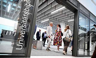 Der erste Bauabschnitt der Uni Bielefeld ist jetzt fertig. Die Farben Schwarz und Weiß dominieren. - BARBARA FRANKE Der erste Bauabschnitt der Uni Bielefeld ist jetzt fertig. Die Farben Schwarz und Weiß dominieren. - BARBARA FRANKE