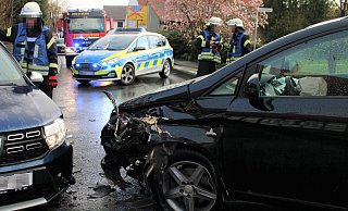 Beide Fahrzeuge mussten nach einem Frontalzusammenstoß abgeschleppt werden. Foto: Polizei Minden-Lübbecke - Polizei Minden-Lübbecke Beide Fahrzeuge mussten nach einem Frontalzusammenstoß abgeschleppt werden. Foto: Polizei Minden-Lübbecke - Polizei Minden-Lübbecke