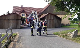 Schnell gelöscht hatten die Kräfte der Feuerwehr Lichtenau einen Brand auf einem Bauernhof im Stadtteil Asseln. - Feuerwehr Lichtenau Schnell gelöscht hatten die Kräfte der Feuerwehr Lichtenau einen Brand auf einem Bauernhof im Stadtteil Asseln. - Feuerwehr Lichtenau