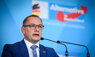 Tino Chrupalla, Vorsitzender der AfD-Bundestagsfraktion, versuchte die Aufregung um die zwei Parteikollegen abzumoderieren. - Bernd von Jutrczenka Tino Chrupalla, Vorsitzender der AfD-Bundestagsfraktion, versuchte die Aufregung um die zwei Parteikollegen abzumoderieren. - Bernd von Jutrczenka