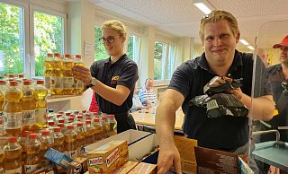 Fabienne Heinrich vom ASB und Jan Eimer vom Roten Kreuz versorgen die Menschen mit Getränken und Essen. - Moritz Trinsch Fabienne Heinrich vom ASB und Jan Eimer vom Roten Kreuz versorgen die Menschen mit Getränken und Essen. - Moritz Trinsch