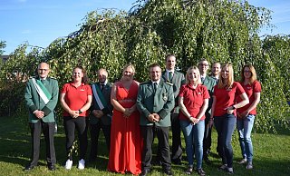 Das Königspaar und der Hofstaat aus Bergheim freuen sich auf das Schützenfest. Foto: Privat - Privat Das Königspaar und der Hofstaat aus Bergheim freuen sich auf das Schützenfest. Foto: Privat - Privat