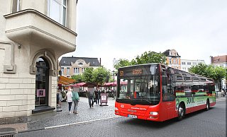 Viele Busse fahren vom Alten Markt in Herford ab. Dadurch, dass die Linien S1 und S6 nun versetzt fahren, ist auch der Alte Markt ein wenig entlastet. - Frank-Michael Kiel-Steinkamp Viele Busse fahren vom Alten Markt in Herford ab. Dadurch, dass die Linien S1 und S6 nun versetzt fahren, ist auch der Alte Markt ein wenig entlastet. - Frank-Michael Kiel-Steinkamp