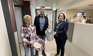 Sabine Kespohl (v.l.), Leitung Zentrale Wirtschaftsdienste im Klinikum Herford, Thomas Schugart, Betriebsbeauftragter für Abfall sowie Angela Gottschalk, Abteilungsleitung Wirtschaft und Versorgung zeigen die unterschiedlichen Tonnen, die im Klinikum für den Restmüll genutzt werden. - Natalie Gottwald Sabine Kespohl (v.l.), Leitung Zentrale Wirtschaftsdienste im Klinikum Herford, Thomas Schugart, Betriebsbeauftragter für Abfall sowie Angela Gottschalk, Abteilungsleitung Wirtschaft und Versorgung zeigen die unterschiedlichen Tonnen, die im Klinikum für den Restmüll genutzt werden. - Natalie Gottwald