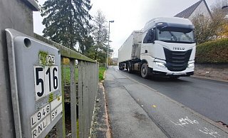 Hunderte Lastwagen fahren im Schnitt am Tag über die Landesstraße 946 durch Bödexen. Sehr zum Ärger der Anwohner. - David Schellenberg Hunderte Lastwagen fahren im Schnitt am Tag über die Landesstraße 946 durch Bödexen. Sehr zum Ärger der Anwohner. - David Schellenberg