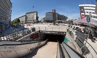 Die Eingänge des Jahnplatztunnels könnten nach Ankauf der Immobilie zugeschüttet werden. Oberirdisch ließen sich Grün- oder Brunnenanlagen realisieren. - Oliver Krato Die Eingänge des Jahnplatztunnels könnten nach Ankauf der Immobilie zugeschüttet werden. Oberirdisch ließen sich Grün- oder Brunnenanlagen realisieren. - Oliver Krato