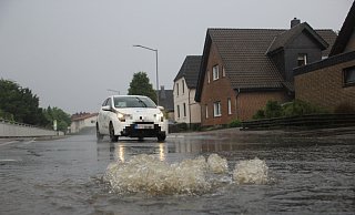 Der Druck des Wassers war beim Regen am 5. Juni ist so stark, dass es aus einem Gullydeckel nach oben schießt. An diesem Abend flossen viele Keller voll. - Florian Weyand Der Druck des Wassers war beim Regen am 5. Juni ist so stark, dass es aus einem Gullydeckel nach oben schießt. An diesem Abend flossen viele Keller voll. - Florian Weyand