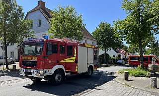 Wegen des Feuerwehreinsatzes musste die Mittelstraße in Bad Wünnenberg voll gesperrt werden. - Feuerwehr Bad Wünnenberg Wegen des Feuerwehreinsatzes musste die Mittelstraße in Bad Wünnenberg voll gesperrt werden. - Feuerwehr Bad Wünnenberg