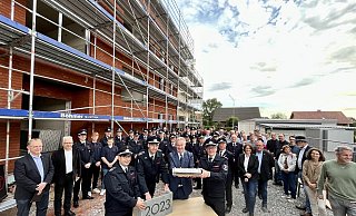 Zeitkapsel und Grundstein präsentiert (v. l.) die Wehrführung mit Patrick Falkenrich, Maximilian Rempe und Sebastian Lienen gemeinsam mit Bürgermeister Michael Berens am Neubau des Hövelhofer Feuerwehrgerätehauses. - Jens Reddeker Zeitkapsel und Grundstein präsentiert (v. l.) die Wehrführung mit Patrick Falkenrich, Maximilian Rempe und Sebastian Lienen gemeinsam mit Bürgermeister Michael Berens am Neubau des Hövelhofer Feuerwehrgerätehauses. - Jens Reddeker