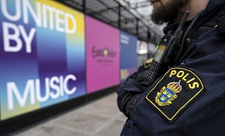 Schwerbewaffnete Polizisten sollen am Rande des ESC in Malmö sichtbares Zeichen für die erhöhte Vorsicht der Einsatzkräfte sein. - picture alliance / TT NEWS AGENCY | Johan Nilsson/TT Schwerbewaffnete Polizisten sollen am Rande des ESC in Malmö sichtbares Zeichen für die erhöhte Vorsicht der Einsatzkräfte sein. - picture alliance / TT NEWS AGENCY | Johan Nilsson/TT