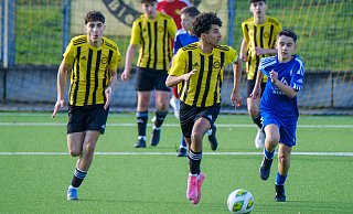 Umschaltspiel: Wellensieks Manuel Striegl treibt den Ball nach vorn, Mohammed Ciftci (l.) rückt gegen Stadtlohn nach. - Andreas Zobe Umschaltspiel: Wellensieks Manuel Striegl treibt den Ball nach vorn, Mohammed Ciftci (l.) rückt gegen Stadtlohn nach. - Andreas Zobe