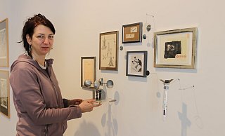 Tina Tonagel kombiniert in der Ausstellung "geheimnisvoll bewegt" kinetische Objekte zu Bildern der Künstler Robert Michel und Friedrich Meckseper. Hier entsteht eine Collage zum Thema Windmesser. - Linda Schnepel Tina Tonagel kombiniert in der Ausstellung "geheimnisvoll bewegt" kinetische Objekte zu Bildern der Künstler Robert Michel und Friedrich Meckseper. Hier entsteht eine Collage zum Thema Windmesser. - Linda Schnepel