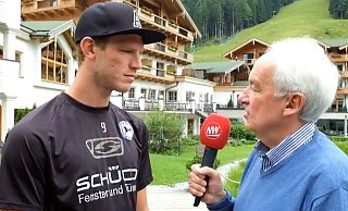 NW-Redakteur Jörg Fritz interviewt Arminia-Legende Fabian Klos während des Trainingslager 2016 im österreichischen Leogang. - NW NW-Redakteur Jörg Fritz interviewt Arminia-Legende Fabian Klos während des Trainingslager 2016 im österreichischen Leogang. - NW