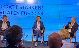 Olaf Scholz im Gespräch mit Daniela Schwarzer. - Thomas Seim Olaf Scholz im Gespräch mit Daniela Schwarzer. - Thomas Seim