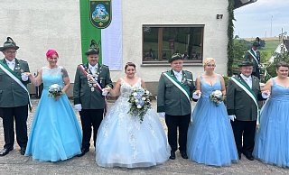 Beim Buker Schützenfest feiern (v. l.) Marius Bolbrock und Nadine McKoewn, das Königspaar Patrick Knoke und Agnes Brauer, Fabian Fröhlecke mit Annalena Welge sowie Viktor mit Nadeshda Brauer im Hofstaat. - Lennart Schlütz Beim Buker Schützenfest feiern (v. l.) Marius Bolbrock und Nadine McKoewn, das Königspaar Patrick Knoke und Agnes Brauer, Fabian Fröhlecke mit Annalena Welge sowie Viktor mit Nadeshda Brauer im Hofstaat. - Lennart Schlütz