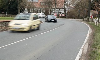 Der sanierungsbedürftige Bundesstraße im Bereich der Ortsdurchfahrt Offelten (B65): Hier schlängeln sich täglich zahlreiche Autos durch den Ort. - Cornelia Müller Der sanierungsbedürftige Bundesstraße im Bereich der Ortsdurchfahrt Offelten (B65): Hier schlängeln sich täglich zahlreiche Autos durch den Ort. - Cornelia Müller