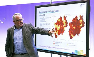 Roland Funke, Hydrologe beim Landesamt für Natur, Umwelt und Verbraucherschutz, erläutert die Trockenheit der Böden. Zusammen mit Umweltminister Krischer hat er einen Überblick über die Auswirkungen der Hitzeperiode auf Menschen, Umwelt und Wirtschaft gegeben. - Oliver Berg/dpa Roland Funke, Hydrologe beim Landesamt für Natur, Umwelt und Verbraucherschutz, erläutert die Trockenheit der Böden. Zusammen mit Umweltminister Krischer hat er einen Überblick über die Auswirkungen der Hitzeperiode auf Menschen, Umwelt und Wirtschaft gegeben. - Oliver Berg/dpa