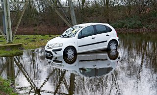 Ein Schrottfahrzeug, das seit Wochen auf einem Parkplatz an der Hermann-Löns-Straße steht, beschäftigte am Freitagnachmittag die Feuerwehr Paderborn nach dem Notruf einer besorgten Bürgerin. - Ralph Meyer Ein Schrottfahrzeug, das seit Wochen auf einem Parkplatz an der Hermann-Löns-Straße steht, beschäftigte am Freitagnachmittag die Feuerwehr Paderborn nach dem Notruf einer besorgten Bürgerin. - Ralph Meyer