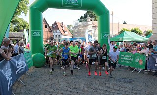 Auf die Plätze: Hier beim Start waren die beiden schnellsten Läufer im Jahr 2019 zu sehen - Marcel Baloi (vorne rechts in grau) und Kevin Gatey (links in blau). - Archivbild: Lena Kley Auf die Plätze: Hier beim Start waren die beiden schnellsten Läufer im Jahr 2019 zu sehen - Marcel Baloi (vorne rechts in grau) und Kevin Gatey (links in blau). - Archivbild: Lena Kley