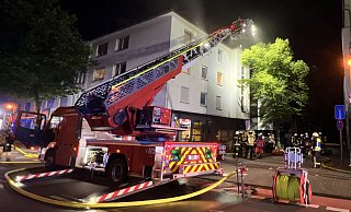 Ein 26-jähriger Bewohner wurde mit der Drehleiter der Feuerwehr gerettet. - Thorsten Heß Ein 26-jähriger Bewohner wurde mit der Drehleiter der Feuerwehr gerettet. - Thorsten Heß