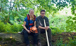 Friederike Hilpert und Tjorven Dag Becker gehen mit Freischneider und Wiedehopfhacke gegen das Indische Springkraut im Naturschutzgebiet Rehmerloh-Mennighüffer Mühlenbach vor. - Wencke Meckenstock Friederike Hilpert und Tjorven Dag Becker gehen mit Freischneider und Wiedehopfhacke gegen das Indische Springkraut im Naturschutzgebiet Rehmerloh-Mennighüffer Mühlenbach vor. - Wencke Meckenstock