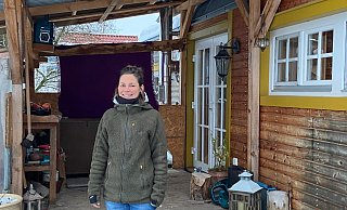Katharina Schnabl vor ihrem geliebten Bauwagen im Kreis Gütersloh. Mit ihm hat sie sich einen Traum erfüllt. - Matthias Foede Katharina Schnabl vor ihrem geliebten Bauwagen im Kreis Gütersloh. Mit ihm hat sie sich einen Traum erfüllt. - Matthias Foede