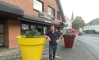 Gleich zwei Blumenkübel nehmen Manuel Yüksel die beiden Parkplätze direkt vor seinem viel frequentierten Imbiss an der Brockhäger Straße weg. - Burkhard Hoeltzenbein Gleich zwei Blumenkübel nehmen Manuel Yüksel die beiden Parkplätze direkt vor seinem viel frequentierten Imbiss an der Brockhäger Straße weg. - Burkhard Hoeltzenbein