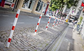 Im Juni hatte die Stadt Bielefeld auf gut 45 Metern einen ganzen Parkstreifen in der Altstadt zupömpeln lassen - ein "Versehen" und jetzt bestes Comedy-Material. - Mike-Dennis Müller / www.mdm.photo Im Juni hatte die Stadt Bielefeld auf gut 45 Metern einen ganzen Parkstreifen in der Altstadt zupömpeln lassen - ein "Versehen" und jetzt bestes Comedy-Material. - Mike-Dennis Müller / www.mdm.photo