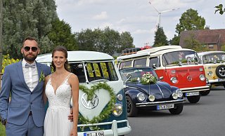 15 Oldtimer mit H-Kennzeichen begleiteten das Brautpaar Alicia Koch-da Silva und Marcel Koch von der Evangelischen Kirche in Friedrichsdorf zur Feierlokalität an der Siekstraße. 15 Oldtimer mit H-Kennzeichen begleiteten das Brautpaar Alicia Koch-da Silva und Marcel Koch von der Evangelischen Kirche in Friedrichsdorf zur Feierlokalität an der Siekstraße.