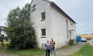 Christine Harodt und Tobias Wiebesiek vor der Unterkunft. - Dirk Windmöller Christine Harodt und Tobias Wiebesiek vor der Unterkunft. - Dirk Windmöller