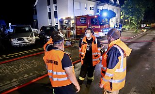 Feuerwehrmänner besprechen in Bünde die aktuelle Lage. - Charlotte Mahncke Feuerwehrmänner besprechen in Bünde die aktuelle Lage. - Charlotte Mahncke